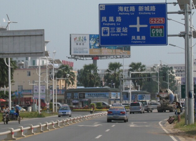 三亚机场租车，路标右转就是加油站